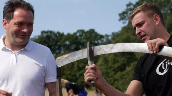 Minister mit Sense - Totschnig-Tipp fürs Mähen: „Speck, Käse und Brot“