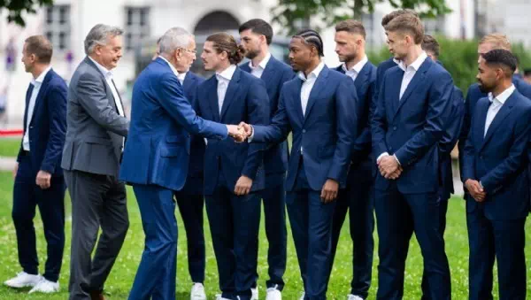 Die besten Bilder - Höchste Polit-Prominenz verabschiedet Nationalteam