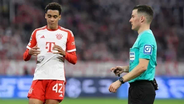 Schiri gesteht Fehler: - „Habe mich auch beim Spieler dafür entschuldigt“