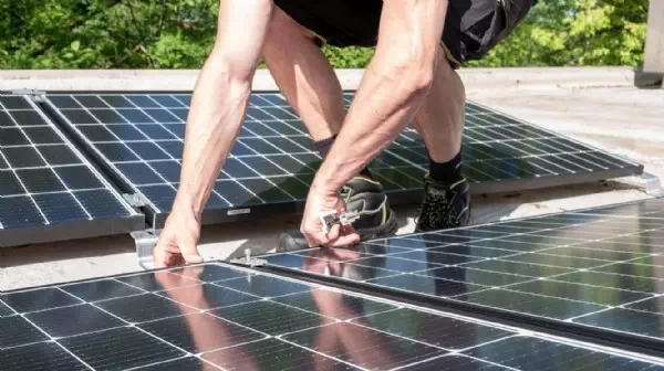 Wie Strom speichern? - Batterieparks als Alternative zu Mega-Kraftwerk