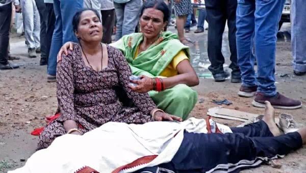 „Alle sind gerannt“ - Massenpanik bei Hindu-Fest: Dutzende Todesopfer