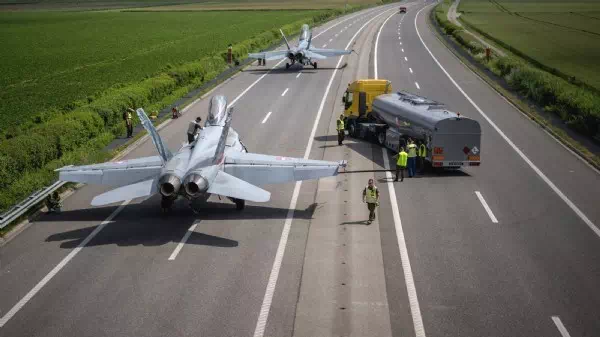 Test für Kriegsfall - Schweizer Kampfjets landen mitten auf Autobahn