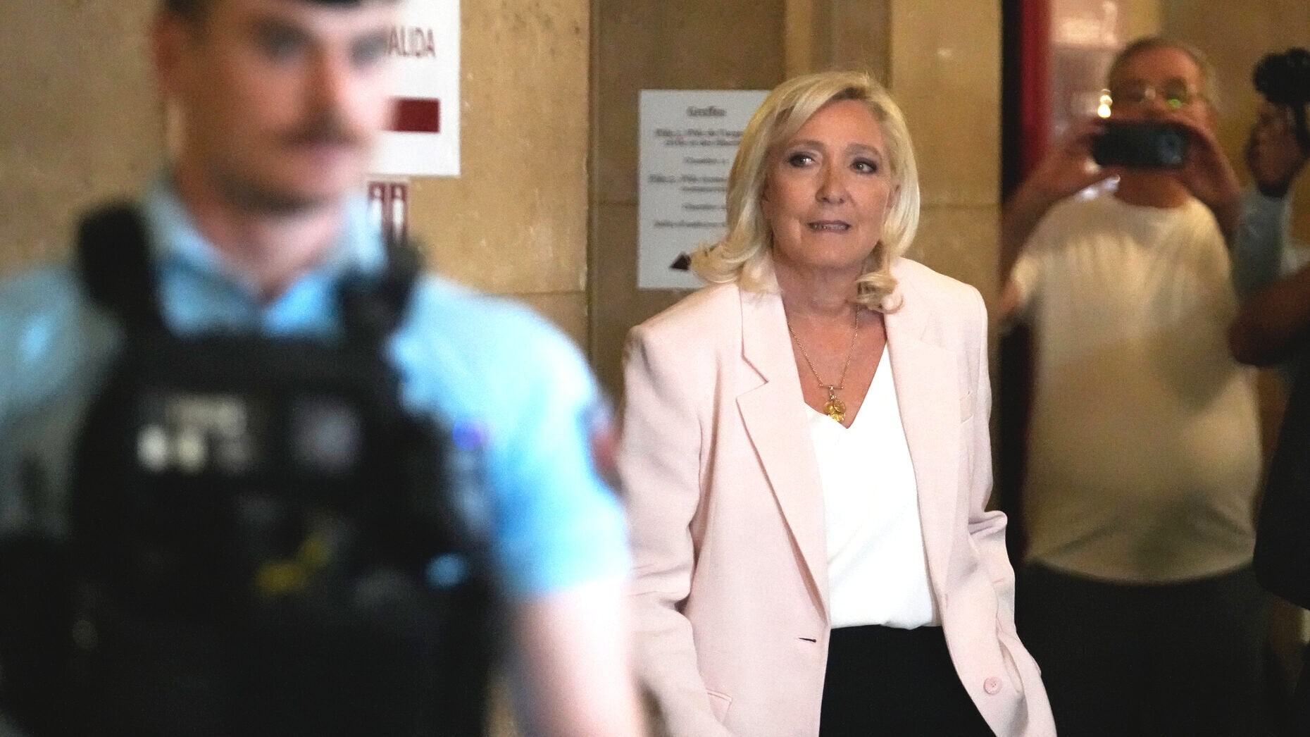 Marine Le Pen verurteilt: 3 Jahre Haft, 15 Monate Verbot