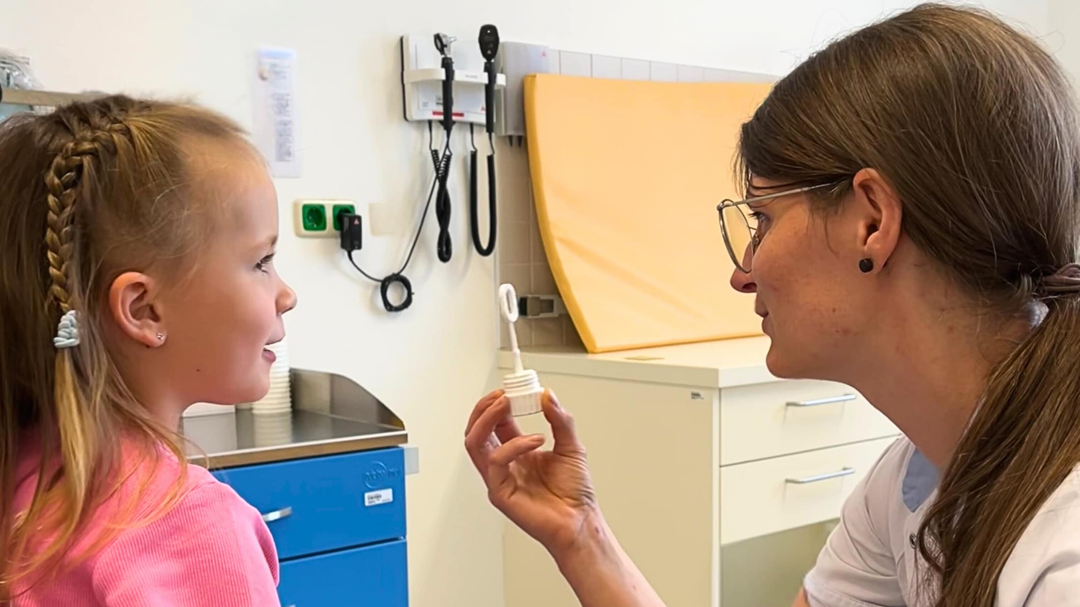 Seifenblasen helfen Kindern beim Arztbesuch