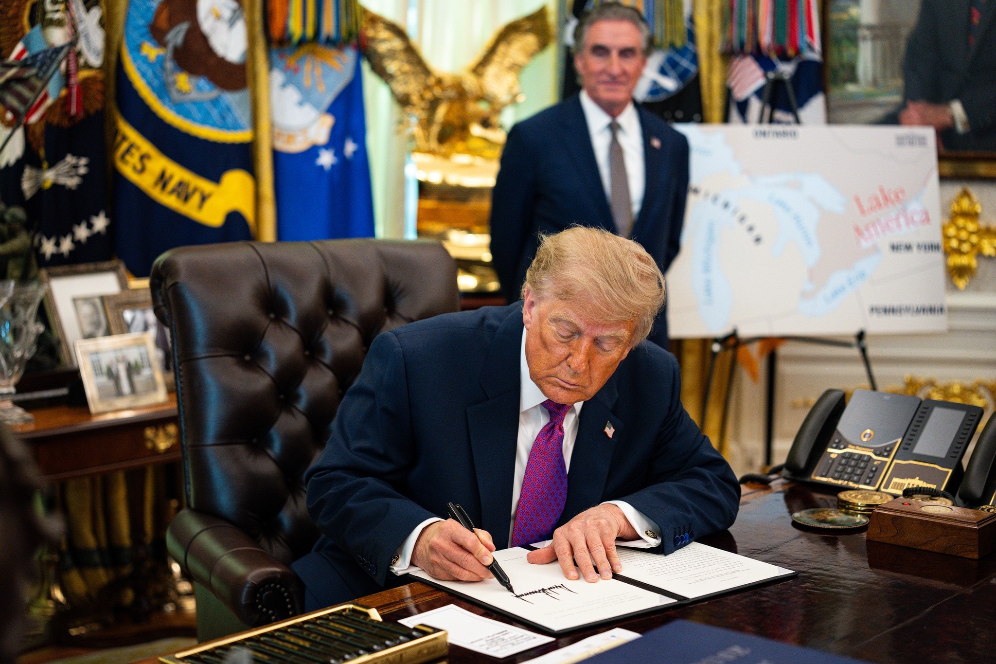Trump benennt Lake Ontario in Lake America um!