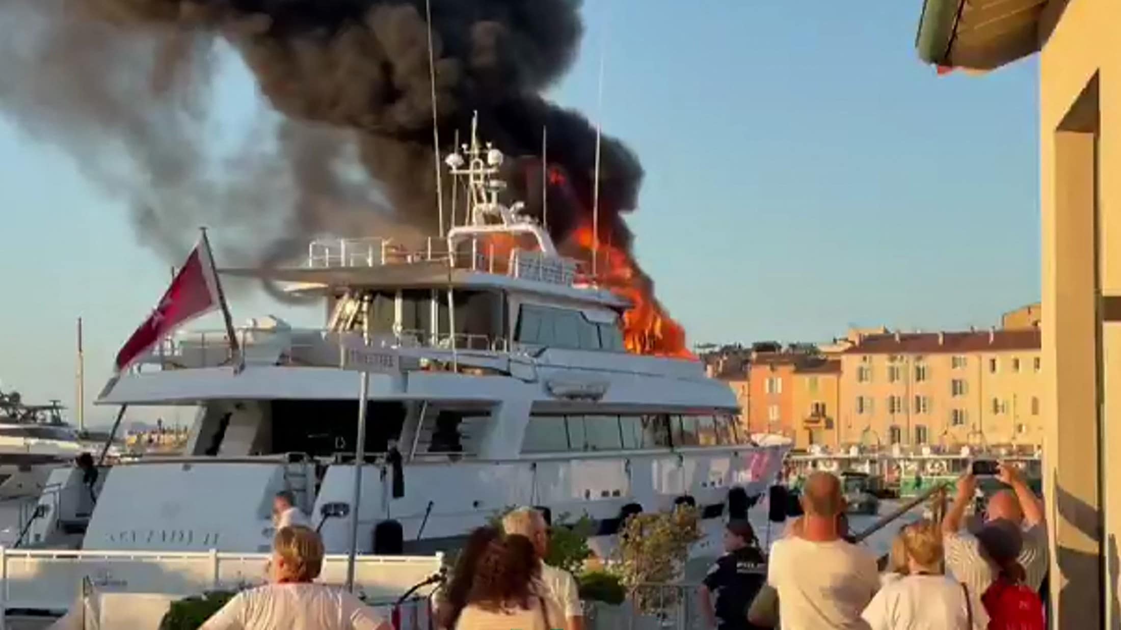 Luxusjacht in Saint-Tropez steht in Flammen