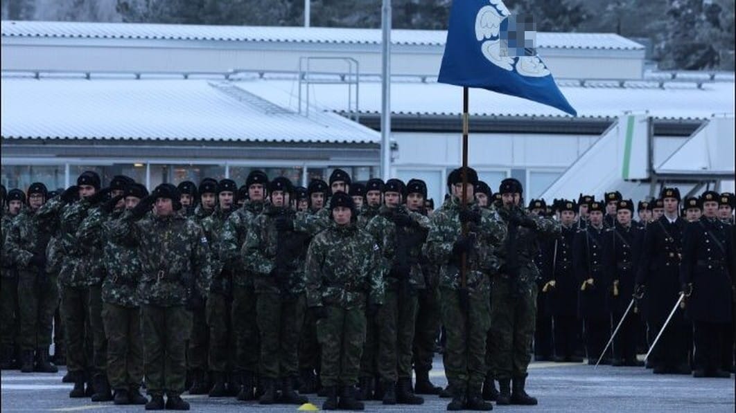 „Finnische Luftwaffe streicht Hakenkreuz-Flagge“