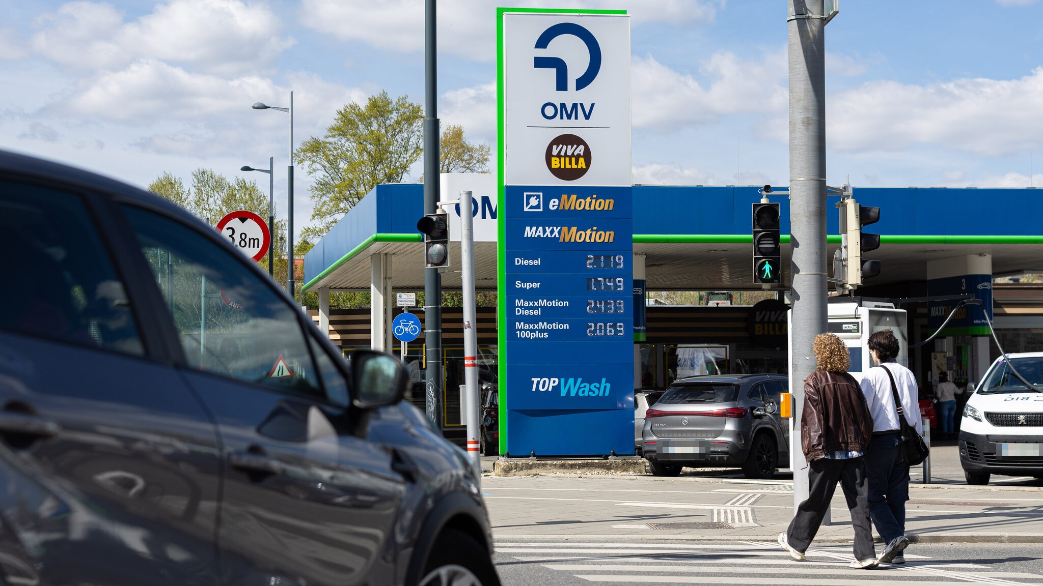 „Waffenruhe: Benzinpreise fallen, aber Gefahr bleibt“