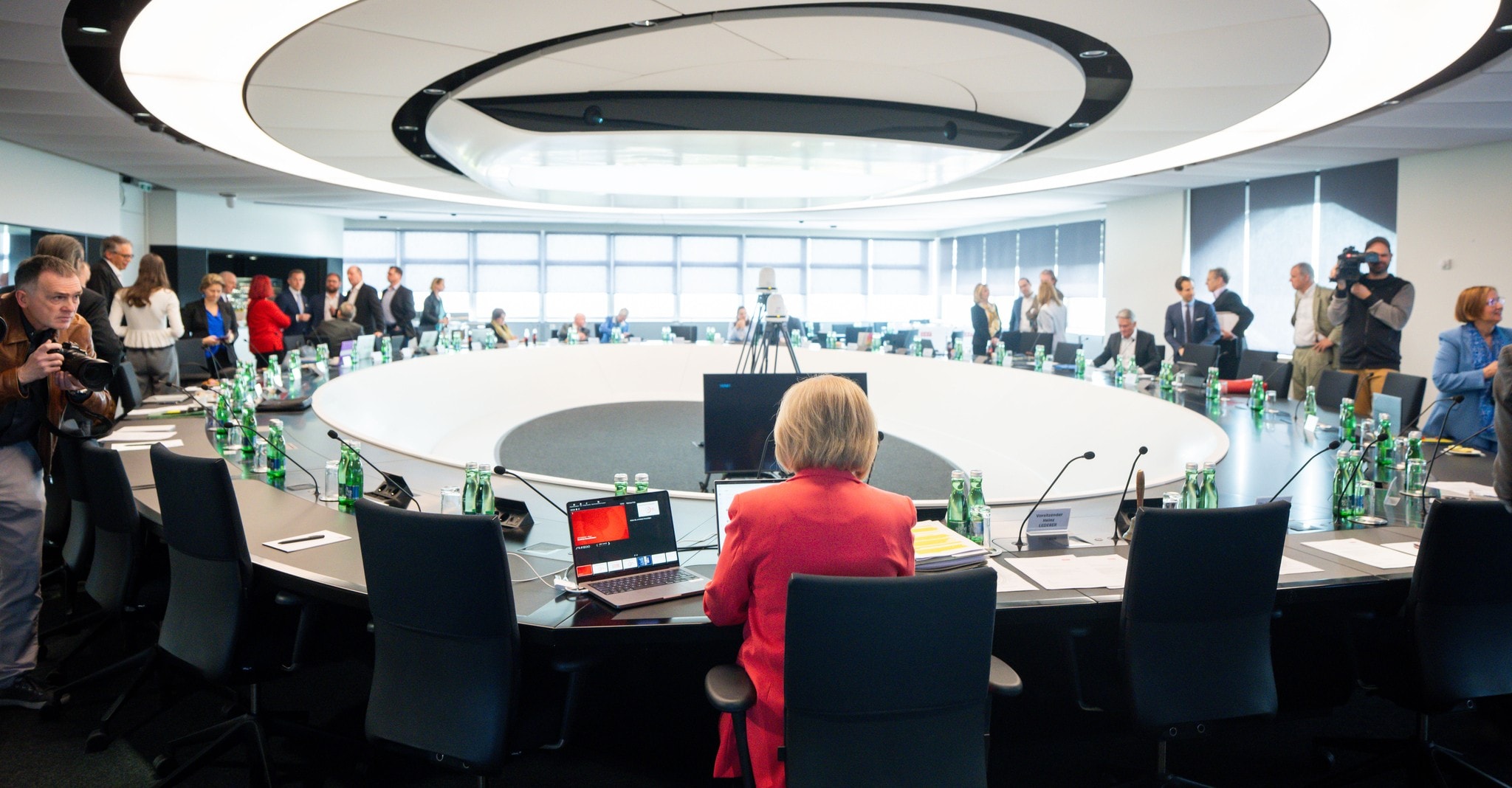 NEOS fordern Reform des ORF: Stiftungsrat in der Kritik