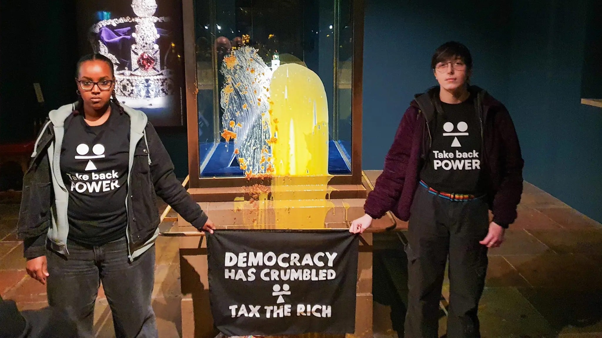 Aktivisten werfen Kuchen auf Kronjuwelen!