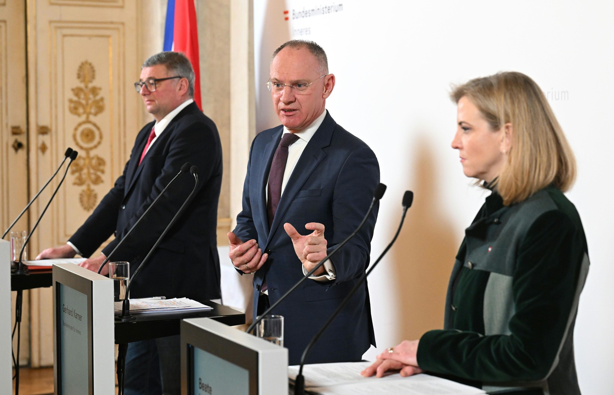 Neue Asylregeln: Strengere Kontrollen am Flughafen