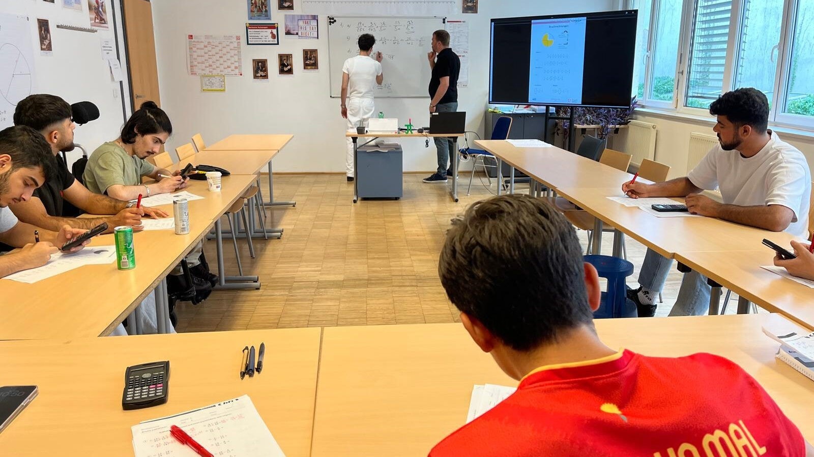 „Erfolg und Schatten: Flüchtlingsschule in Wien“