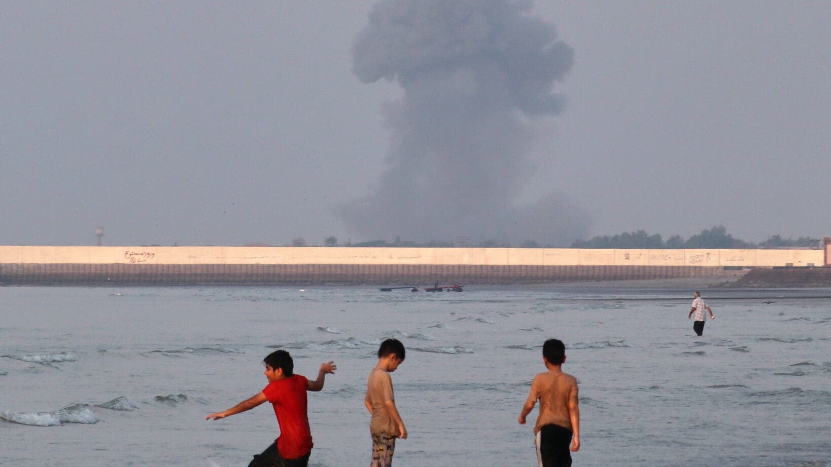 USA starten massive Angriffe auf Iran nahe Hormuz