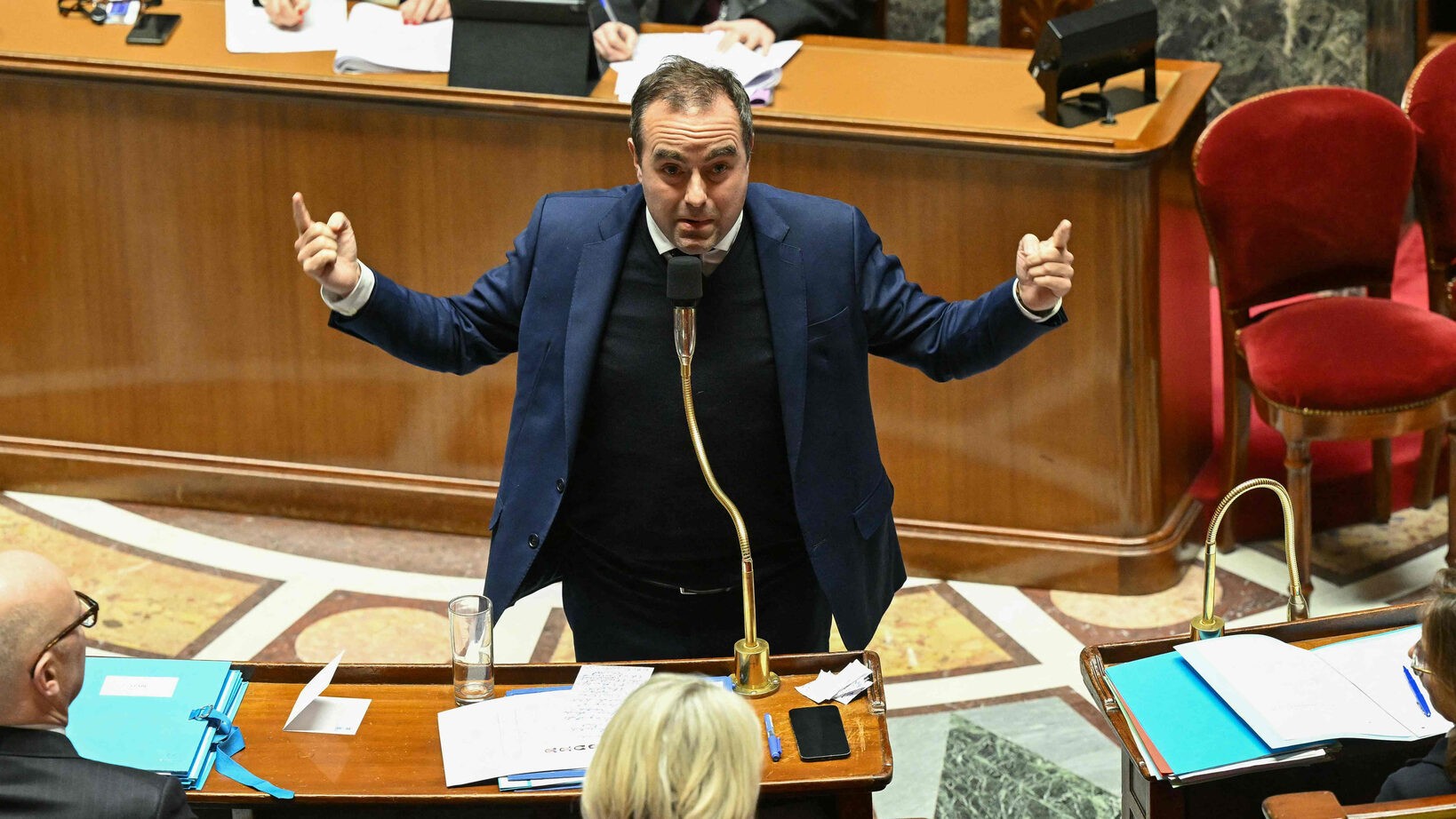 Frankreichs Regierung übersteht weitere Misstrauensvoten