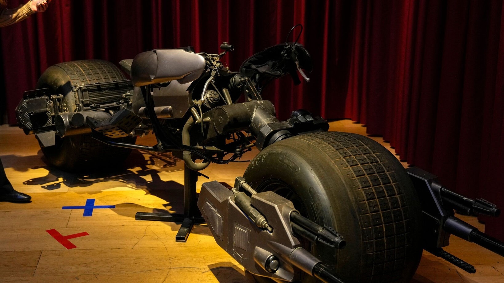 Auktion: Tolkien-Schreibtisch & Batmans Motorrad!