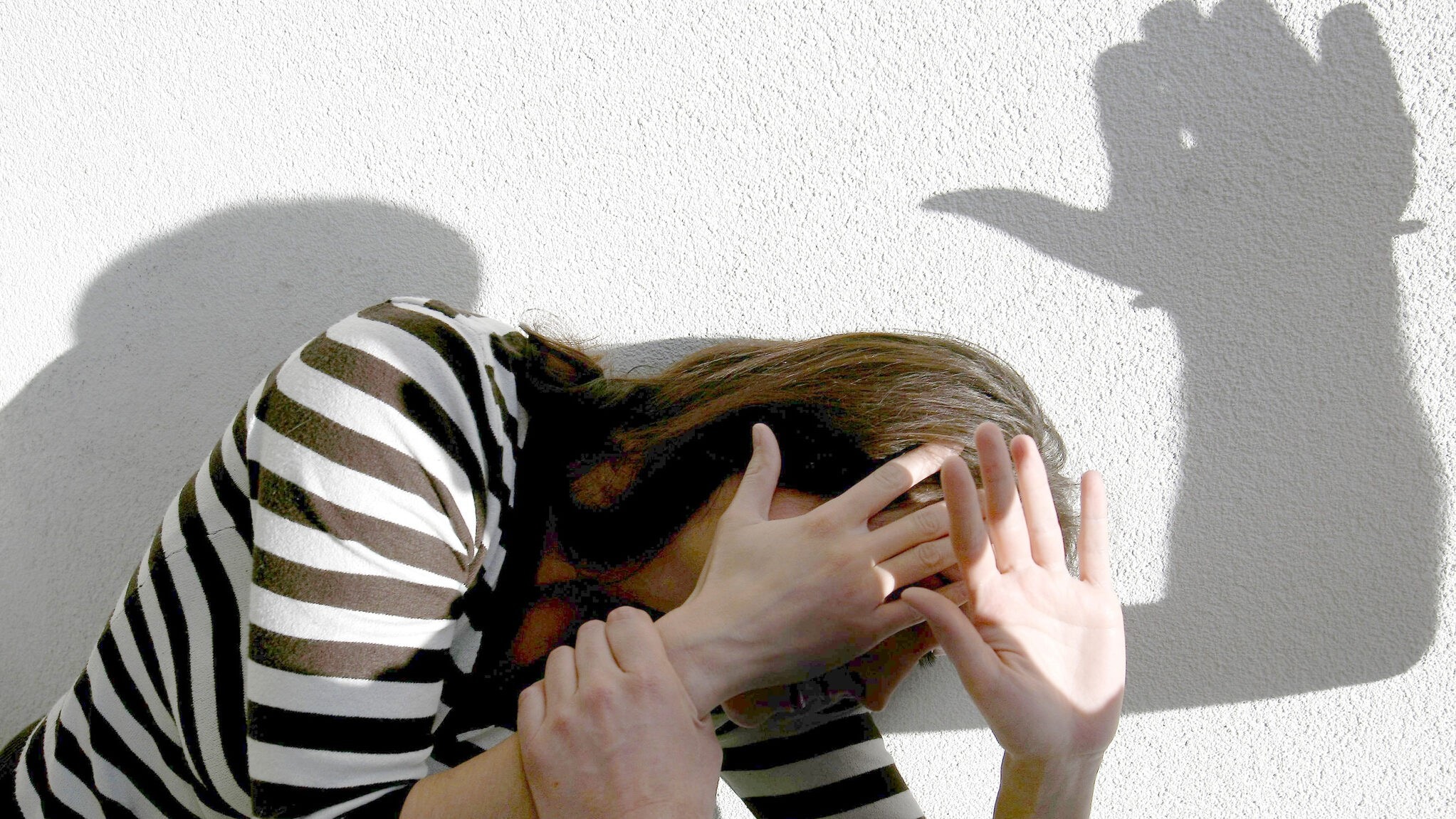 Notfallknopf gegen häusliche Gewalt: Debatte entflammt