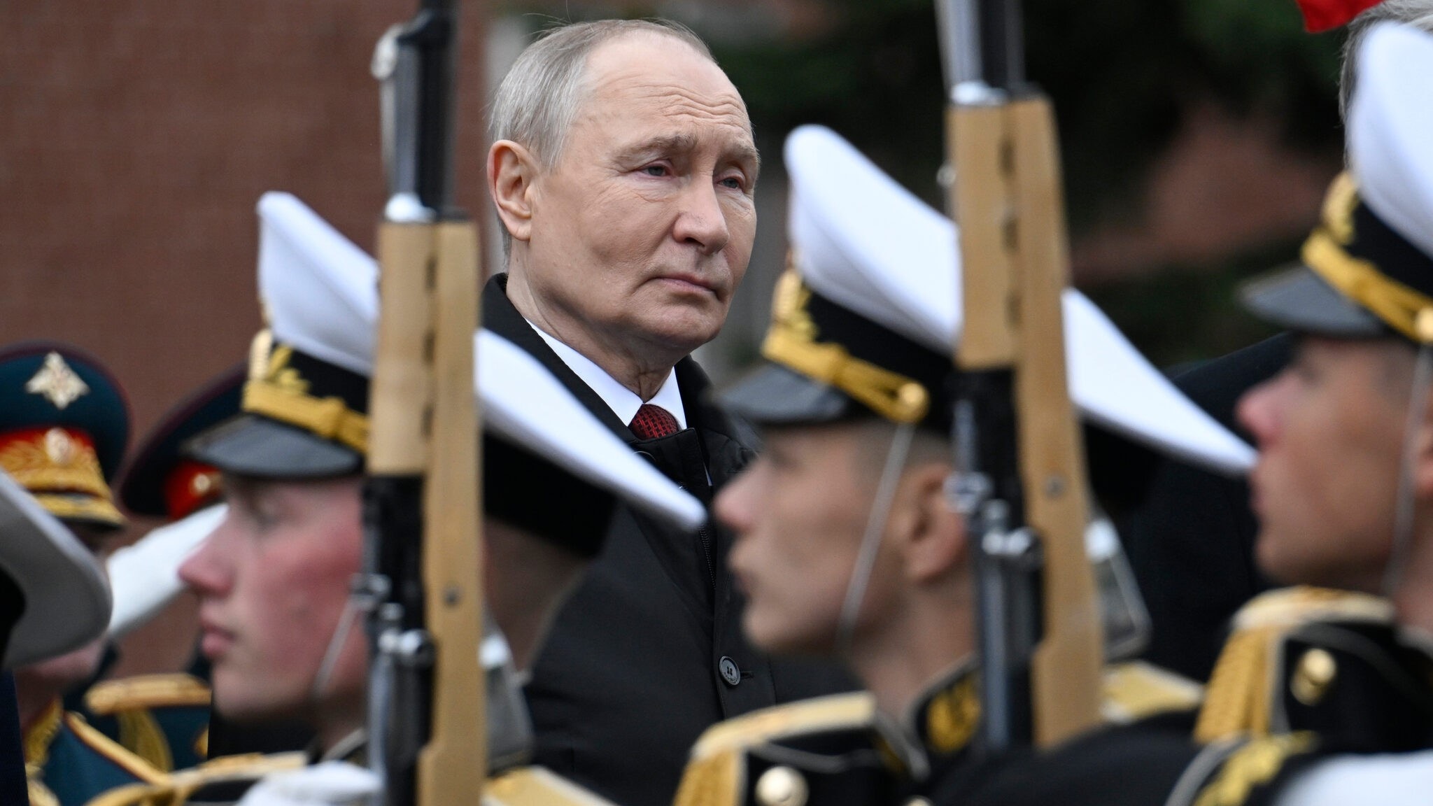 „Militärparade in Moskau: Selenskyjs Dekret im Fokus“