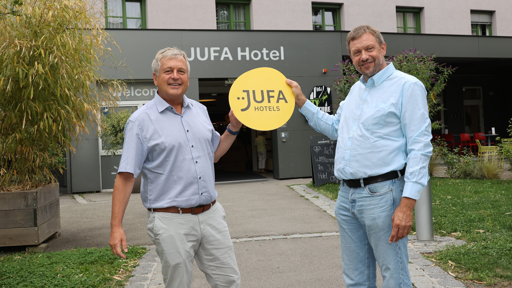 EOSS übernimmt Jufa und eröffnet neue Häuser!