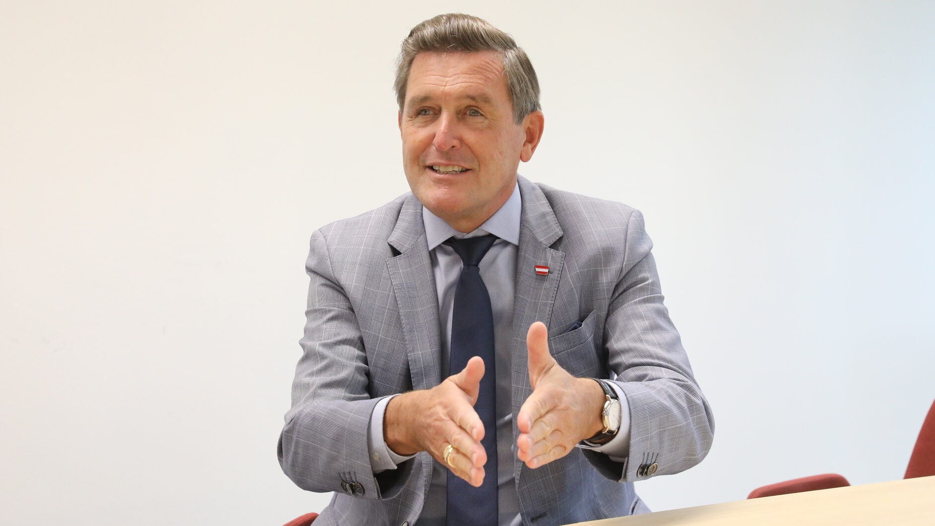 „Konflikte um Infrastruktur: Hanke im Gespräch“