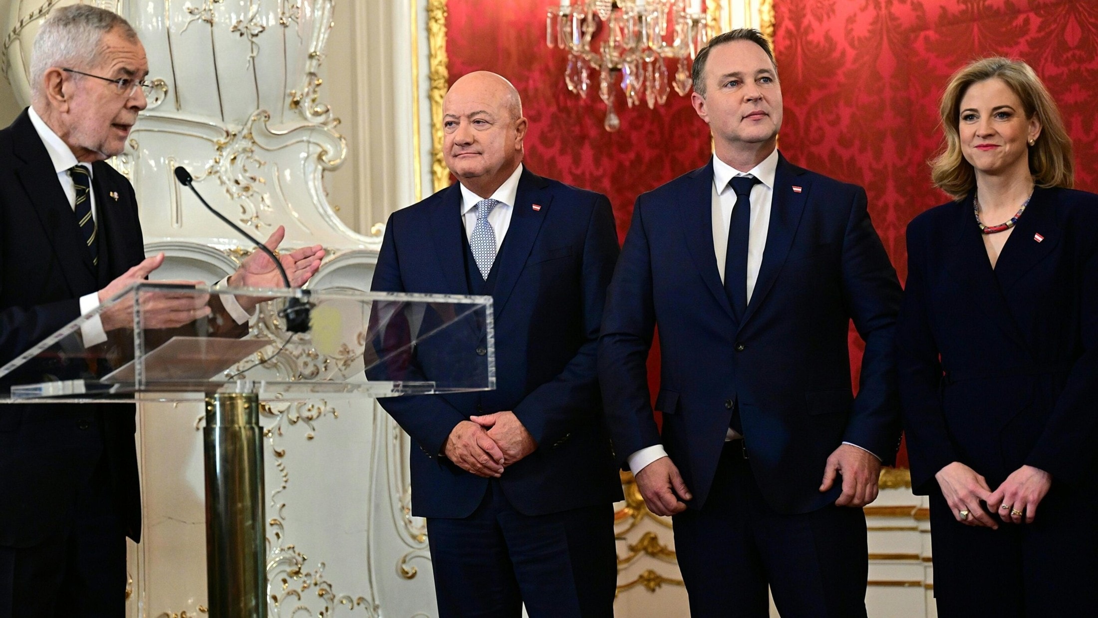 Politikerbezüge: Erhöhung trotz Nulllohnrunde?