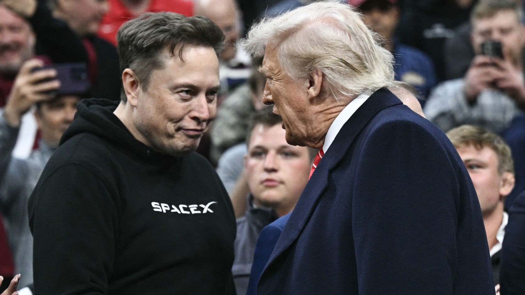 Elon Musk wendet sich wieder Tesla zu!