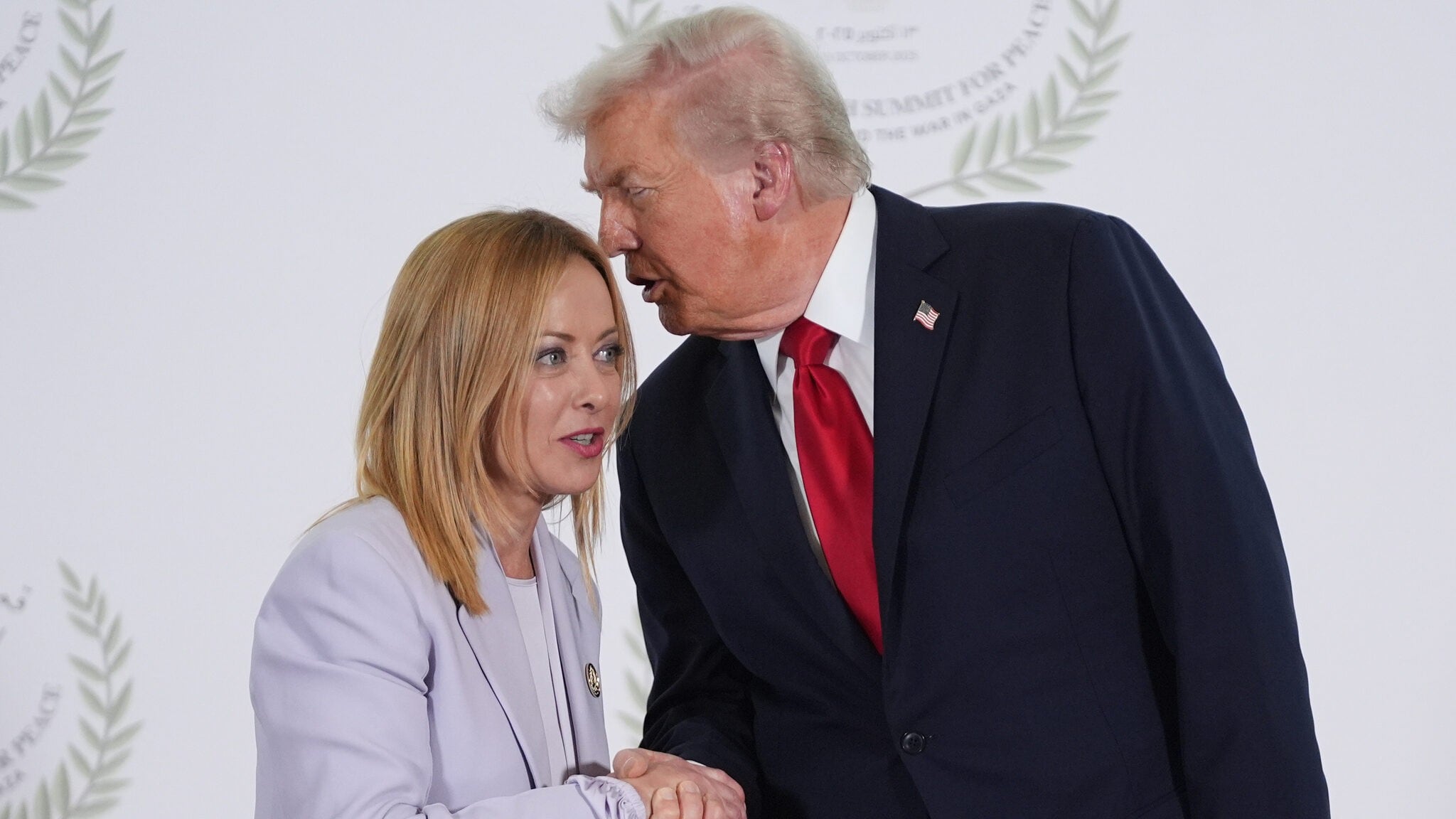 Trump mildert Töne gegenüber Meloni, bleibt kritisch