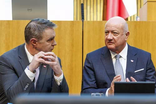 Koalition kämpft mit Spritpreisbremse und Social-Media-Verbot