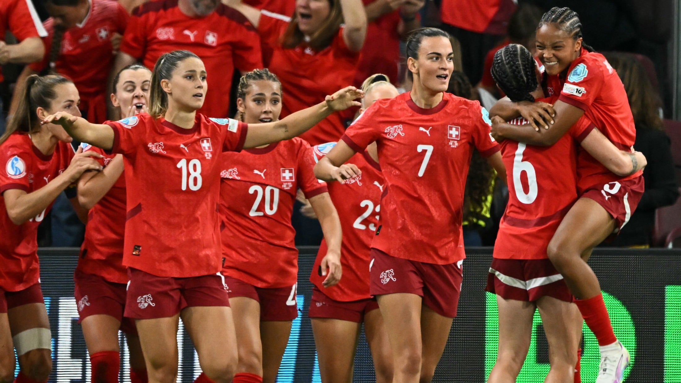Schweiz erreicht Viertelfinale nach späten Tor!