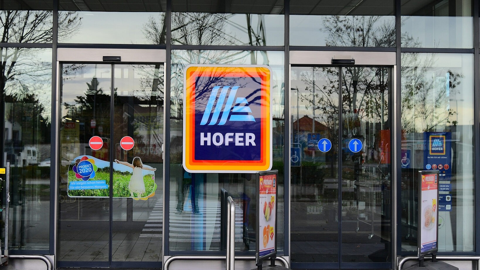 Hofer investiert Millionen in Logistikoptimierung