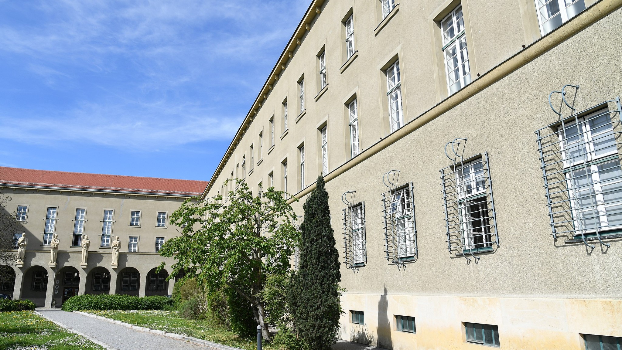 „Ehemaliger Büroleiter wegen rechtsextremer Kontakte angeklagt“