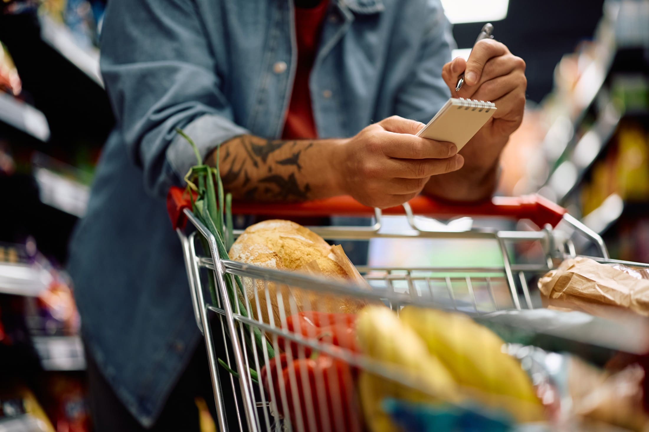 „Shrinkflation sichtbar: Supermarkt kennzeichnet schrumpfende Produkte“
