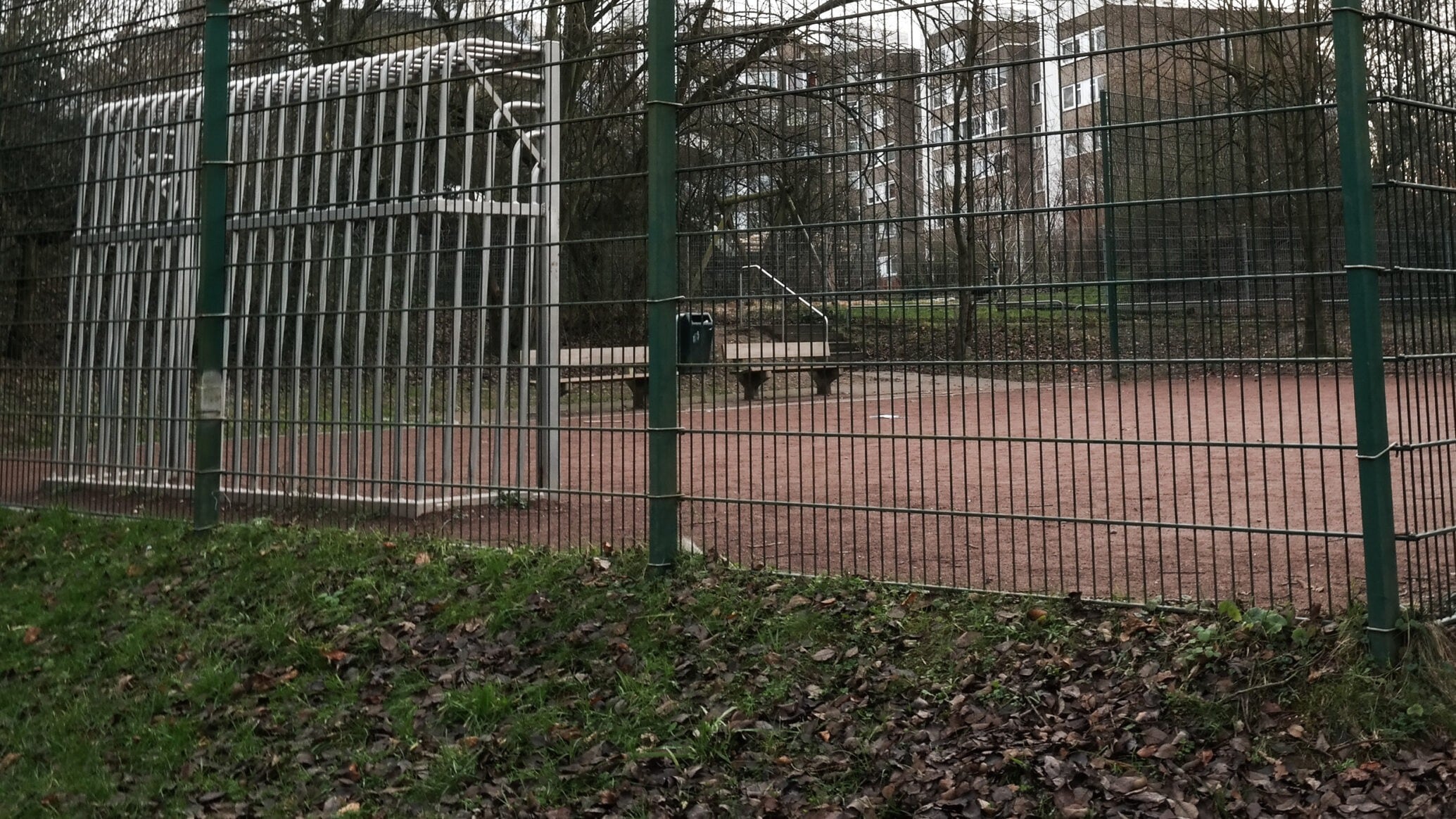 „Entrüstung über Förderstopp der Käfig League“