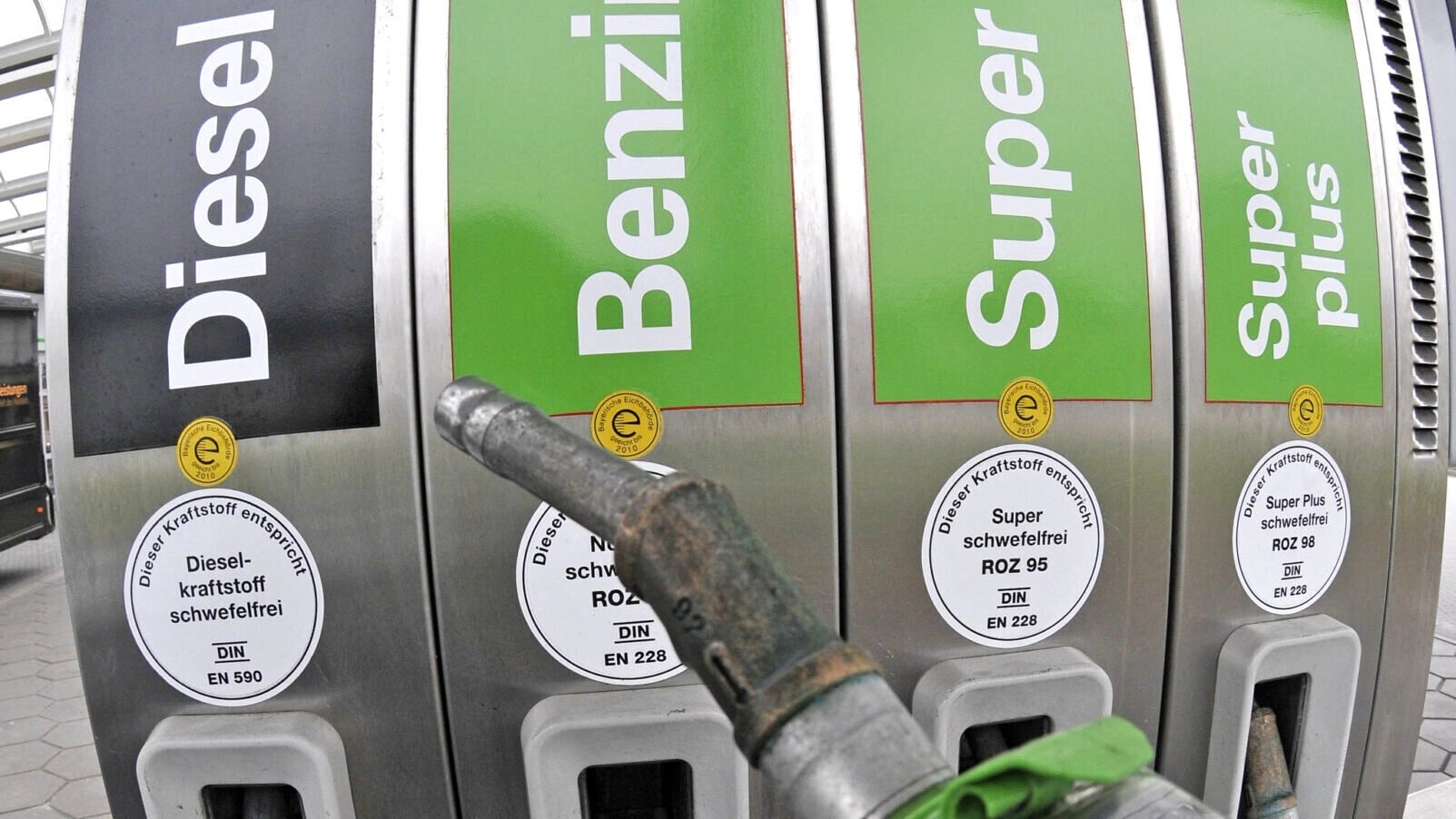 „Tankrabatt senkt Spritpreise unter 2 Euro!“