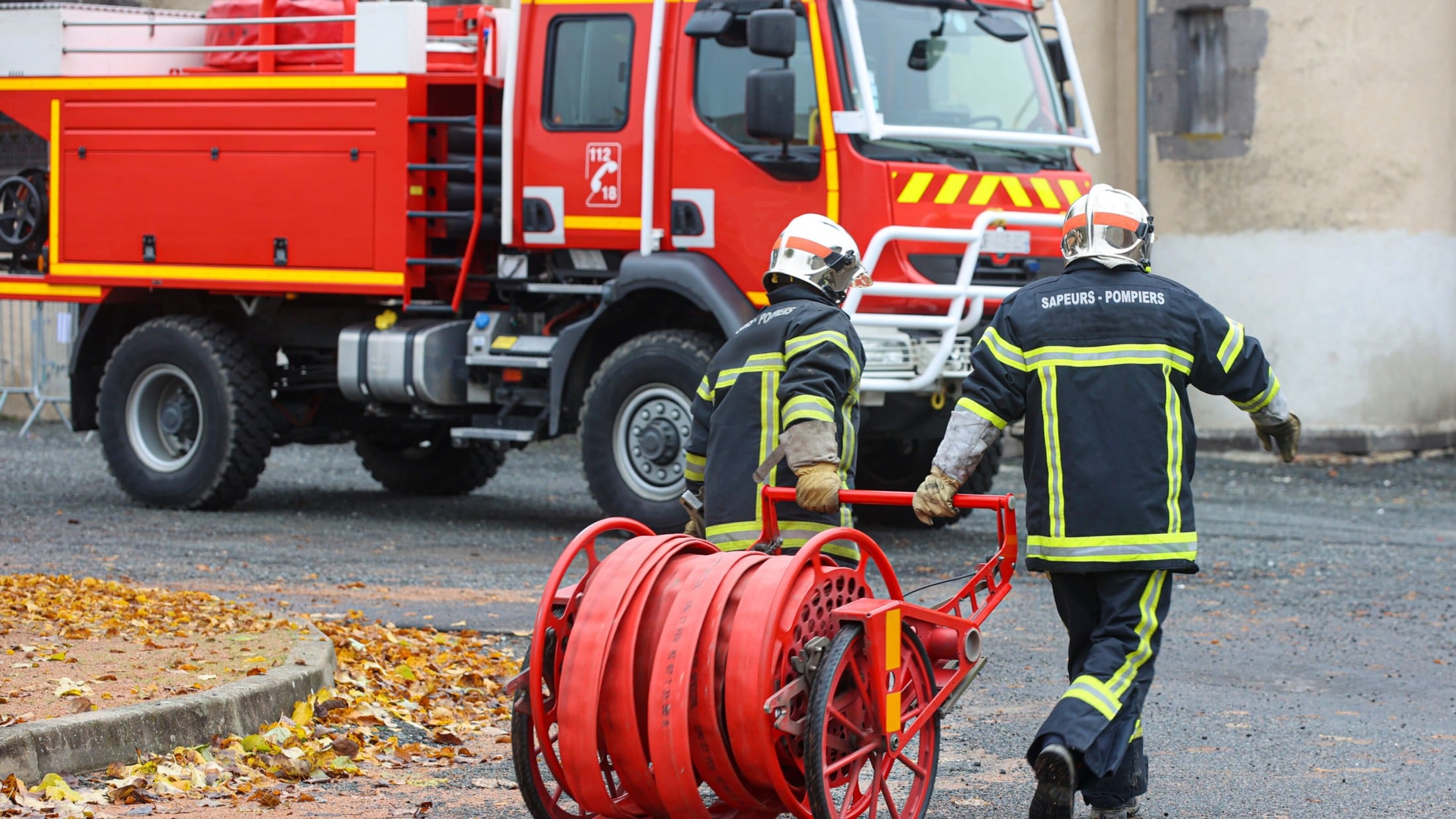 „Held von Paris rettet Familien aus dem Feuer“