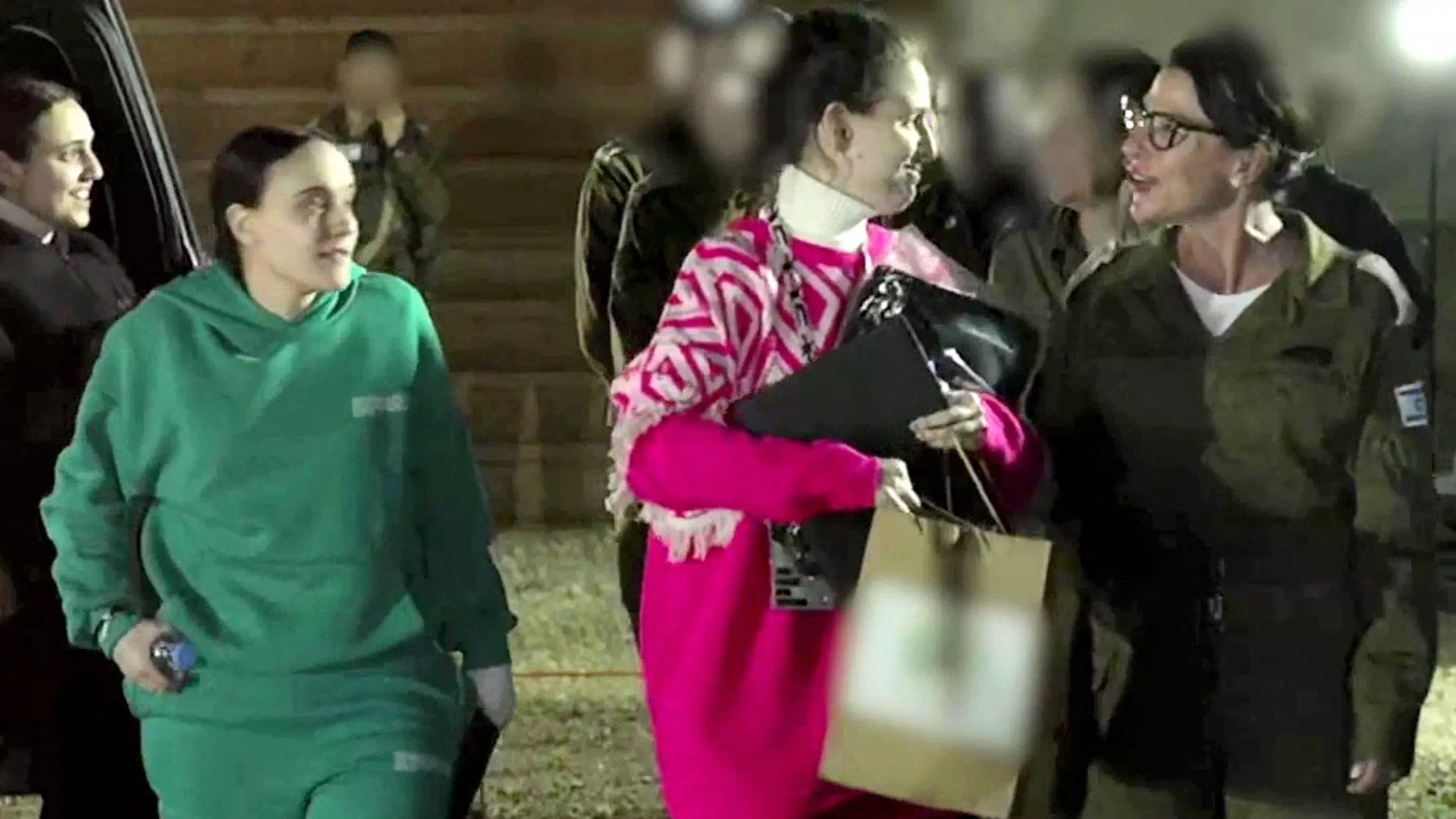 Hamas gibt israelische Frauen mit makabren Souvenirs frei