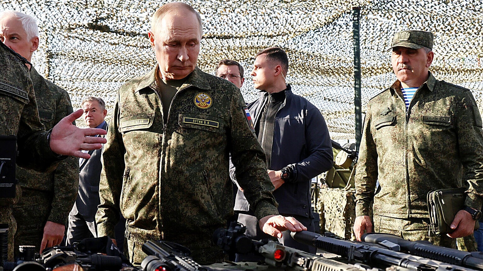 Putin in Uniform: Signal an die NATO beim Manöver