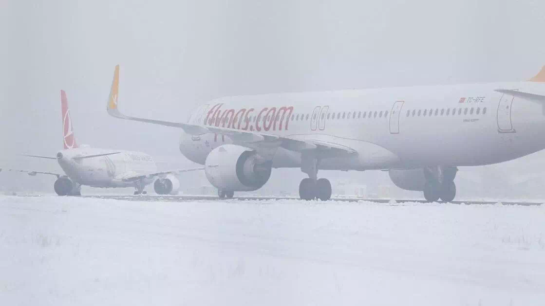 „Winterchaos: Flughafen Manchester vorübergehend geschlossen“