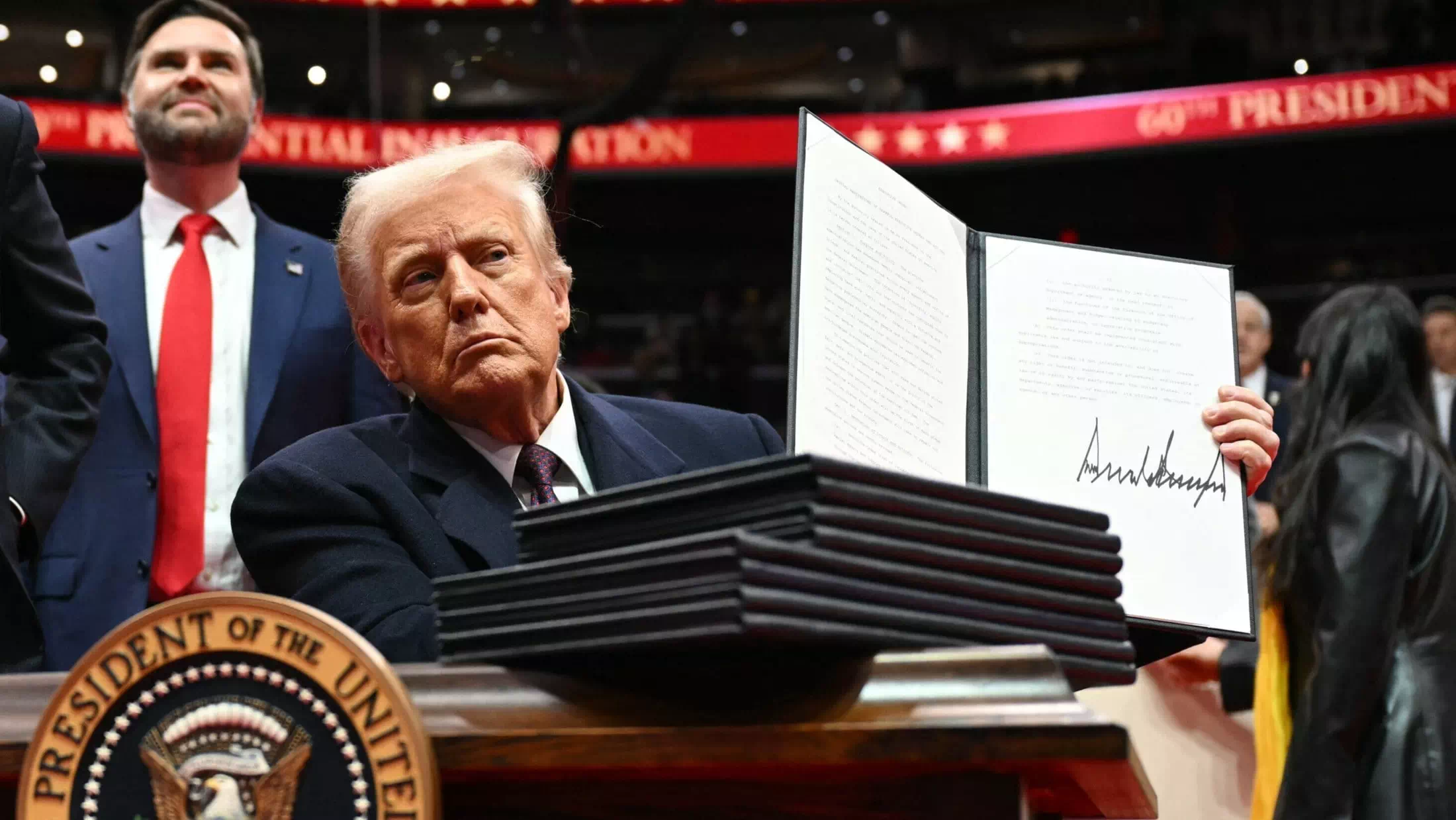 Trump stoppt Auslandshilfen und umbenennt Golf