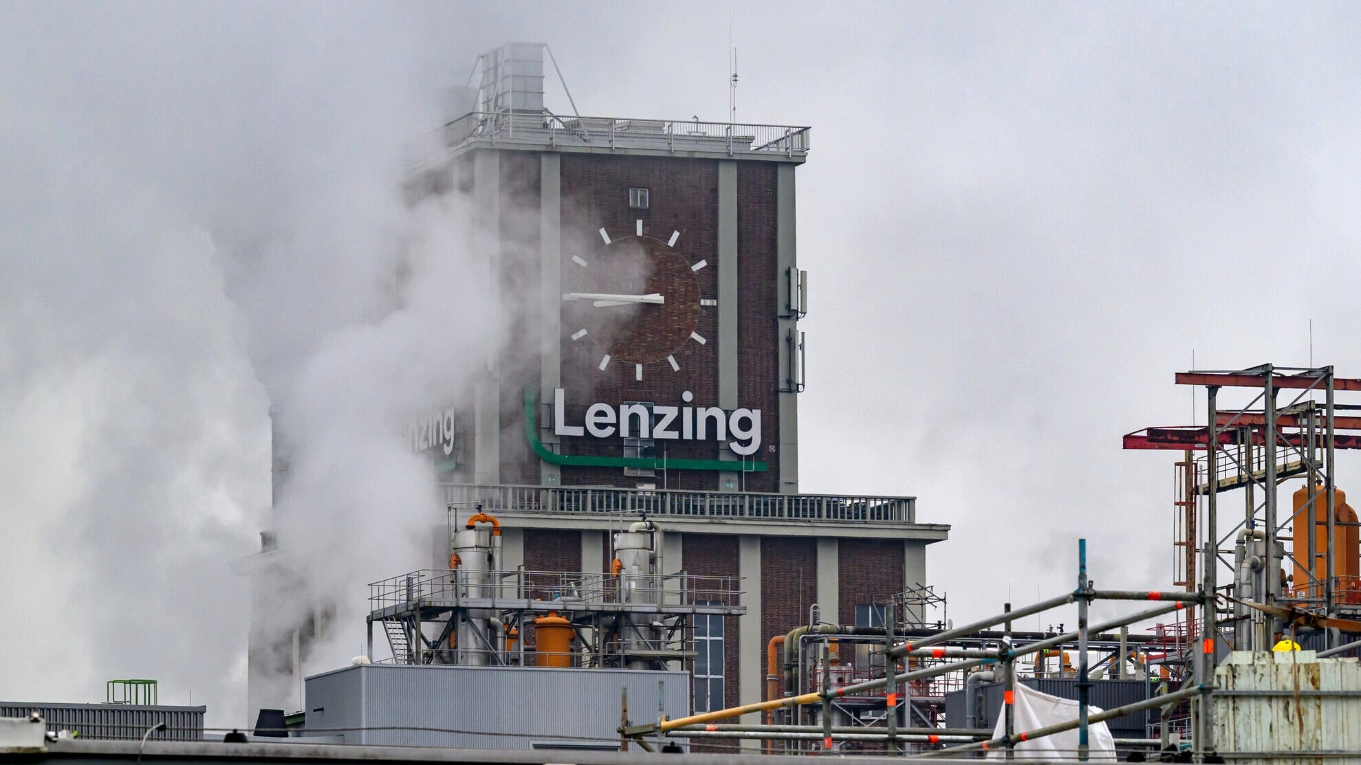 Lenzing: Radikaler Strategiewechsel und Jobabbau