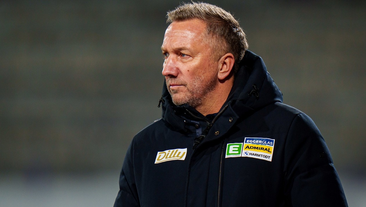 Hartbergs Trainer Schmid muss von der Tribüne zusehen