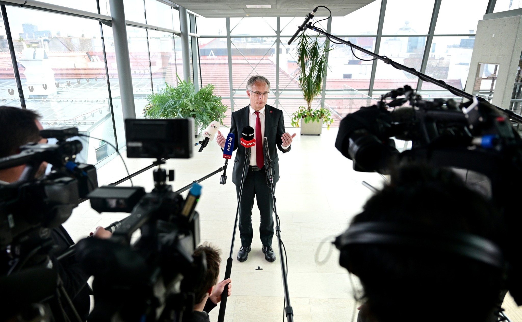 „Doppelbudget 2026/27 im Schatten der Schlachten“