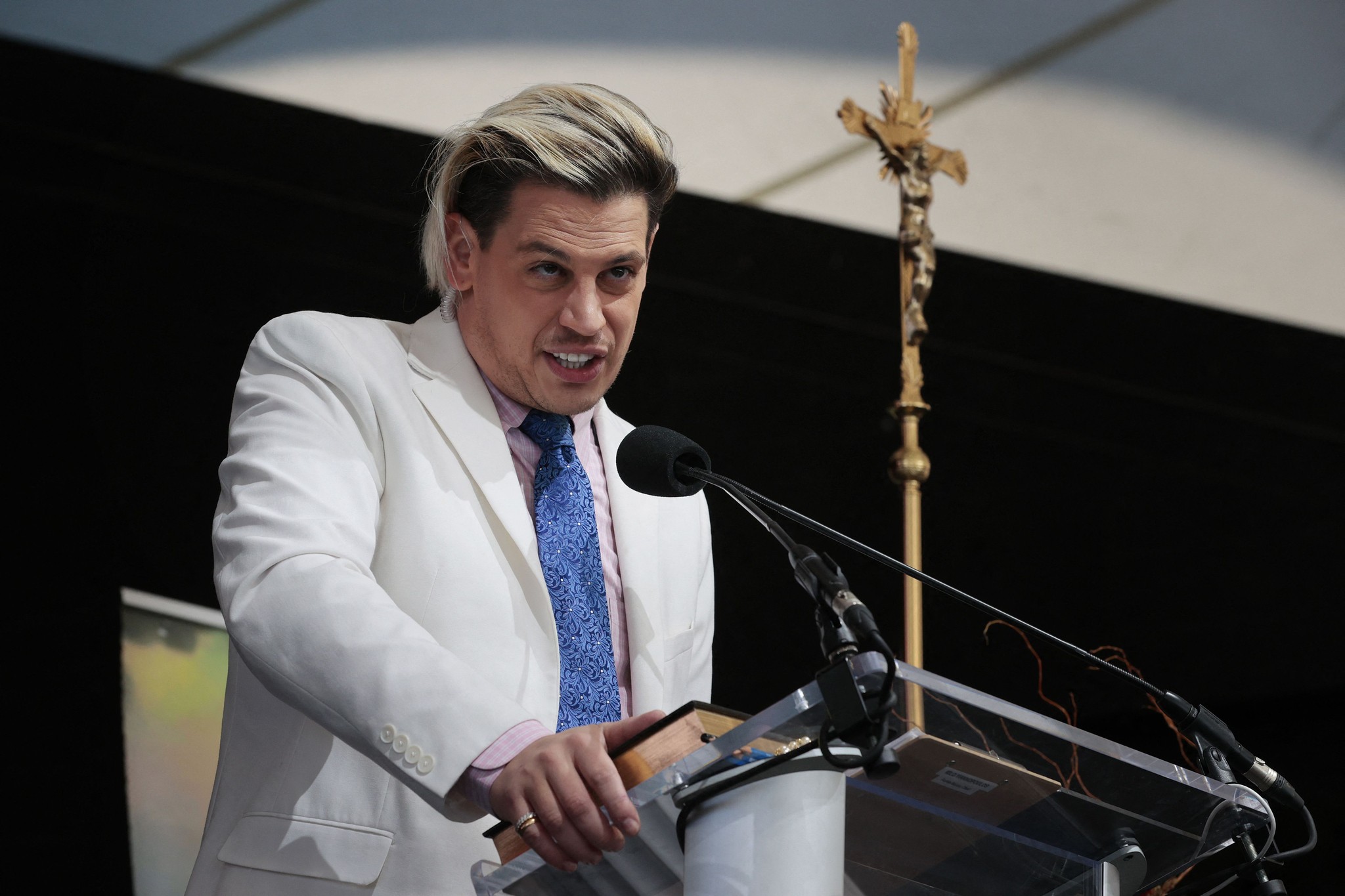 Milo Yiannopoulos von ICE am Flughafen festgenommen
