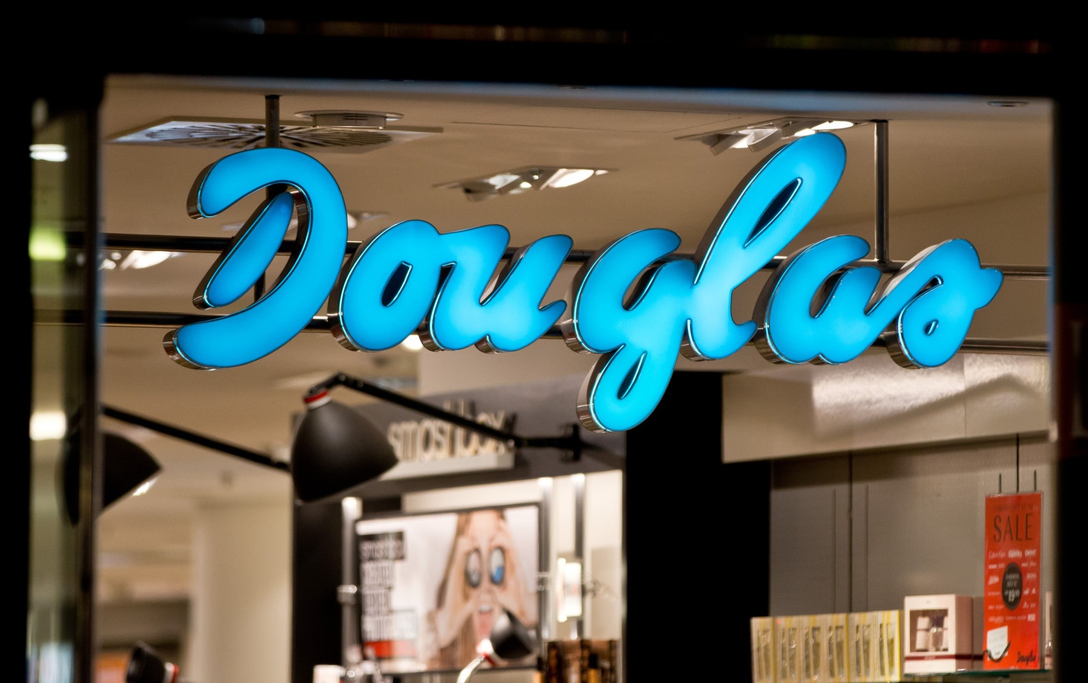 Douglas schließt Filialen wegen Jugendprotesten