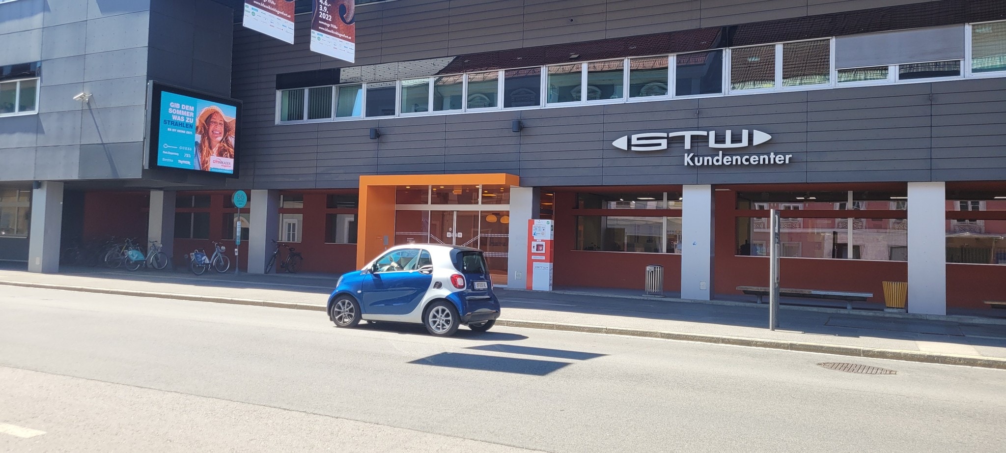 „Stadtwerke im Streit: Klage wegen Vertragsvergaben“