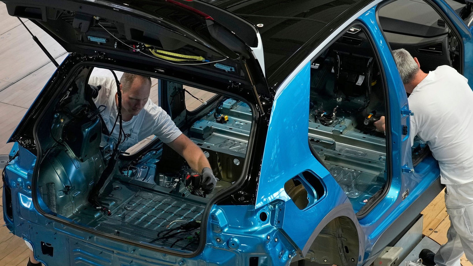 Volkswagen plant massive Stellenstreichungen und Lohnstopps