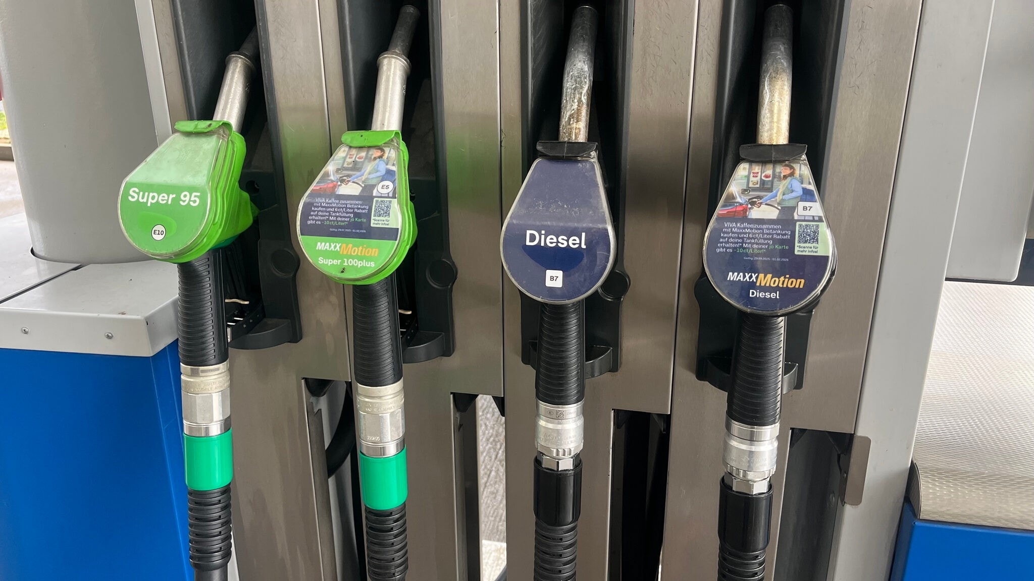 Treibstoffpreise sinken: Regierung setzt Sparmaßnahmen um