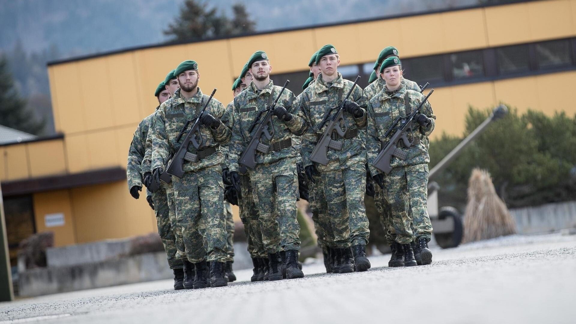 NEOS offen für zwei Monate Milizübungen