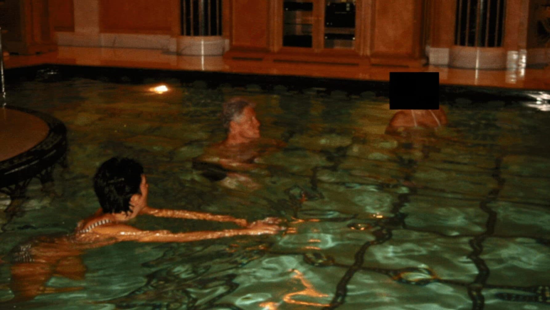 Trump über Clintons Epstein-Bilder: „Kann damit umgehen“