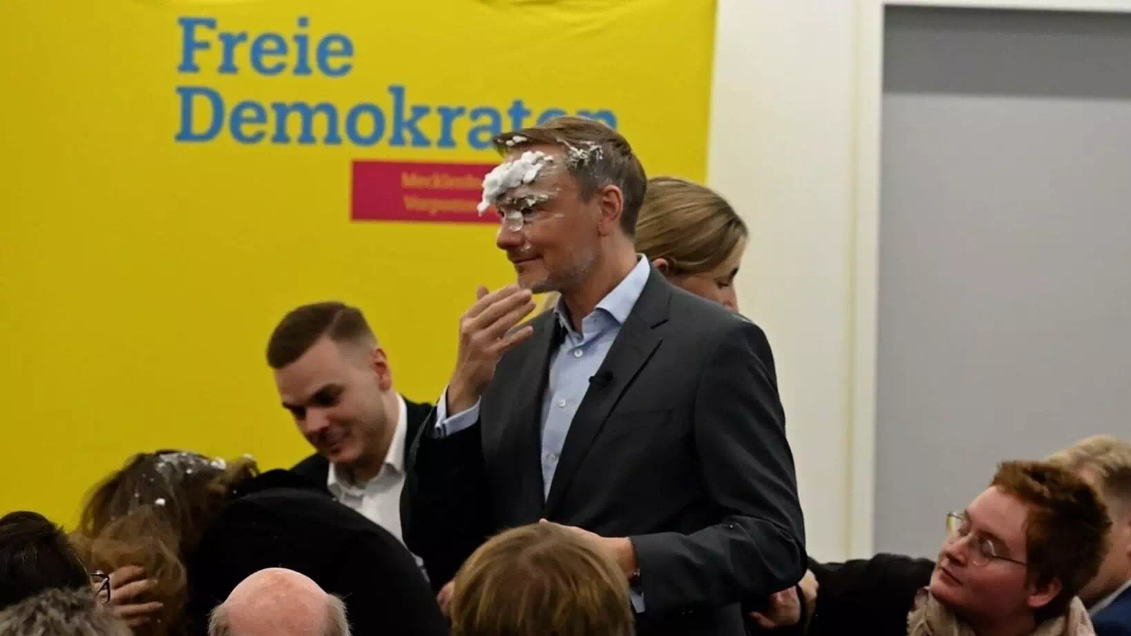 Torte im Gesicht: Lindner unter Beschuss!