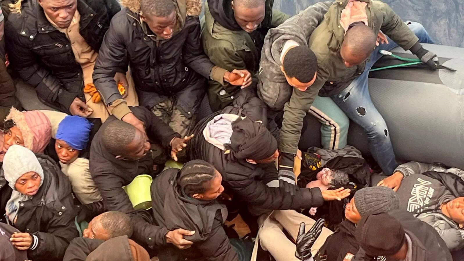 Baby auf Flüchtlingsboot vor Kanaren gerettet!